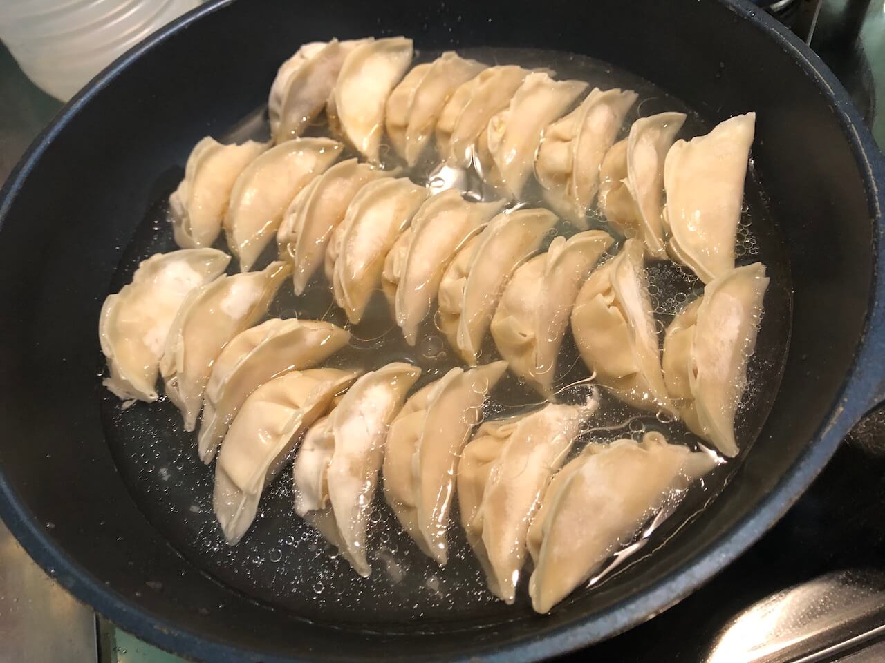 神戸味噌だれ餃子イチロー　焼き方2